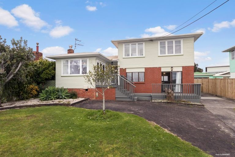 Photo of property in 27 Woodford Avenue, Henderson, Auckland, 0610
