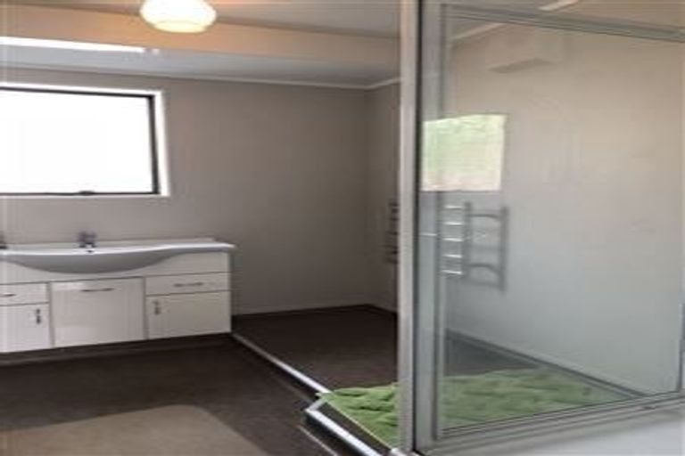 Photo of property in 1/4267 Great North Road, Glendene, Auckland, 0602