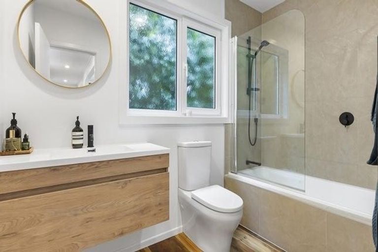 Photo of property in 1/60 Hillcrest Avenue, Hillcrest, Auckland, 0627