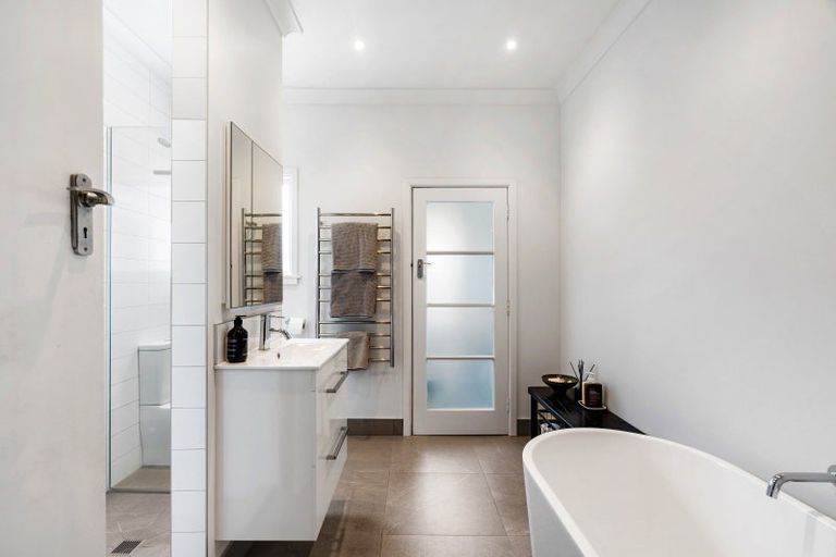 Photo of property in 63 Napier Terrace, Hospital Hill, Napier, 4110