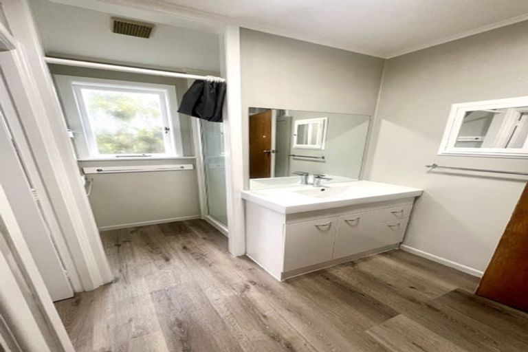 Photo of property in 5 Lex Avenue, Green Bay, Auckland, 0604