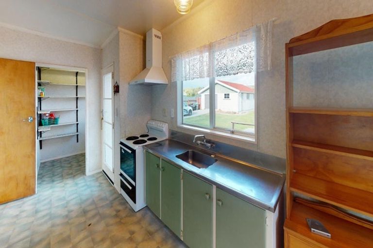 Photo of property in 6 Raglan Avenue, Cloverlea, Palmerston North, 4412