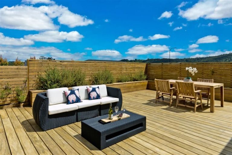 Photo of property in 1 Van Rixel Drive, Kumeu, 0810