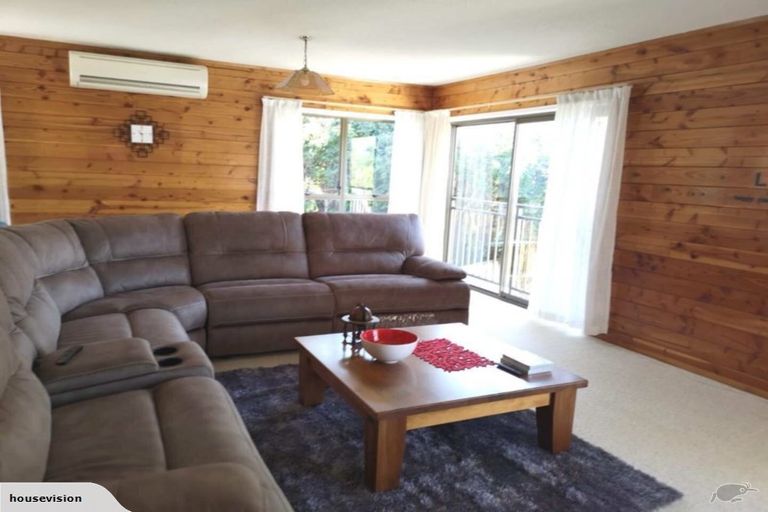 Photo of property in 33 John Downs Drive, Browns Bay, Auckland, 0630