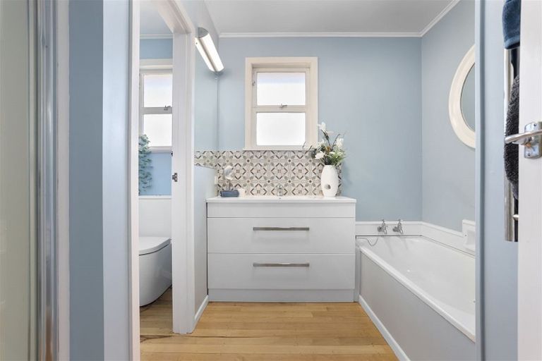 Photo of property in 3 Clinton Avenue, Te Atatu Peninsula, Auckland, 0610