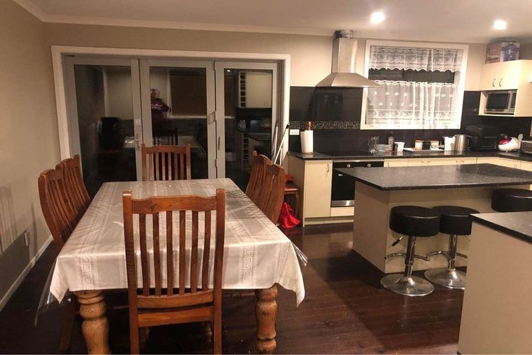 Photo of property in 10 Worcester Place, Cannons Creek, Porirua, 5024