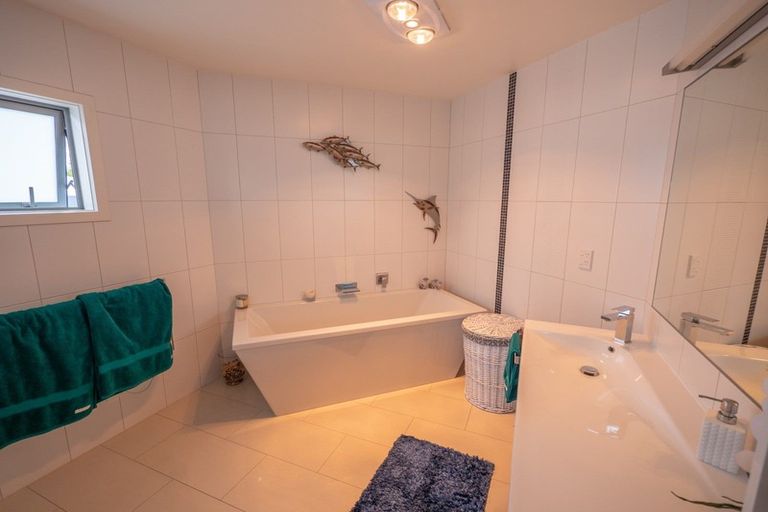 Photo of property in 5 Nancy Wake Place, Cable Bay, 0420