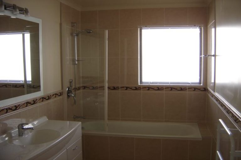 Photo of property in 92 George Deane Place, Greenhithe, Auckland, 0632