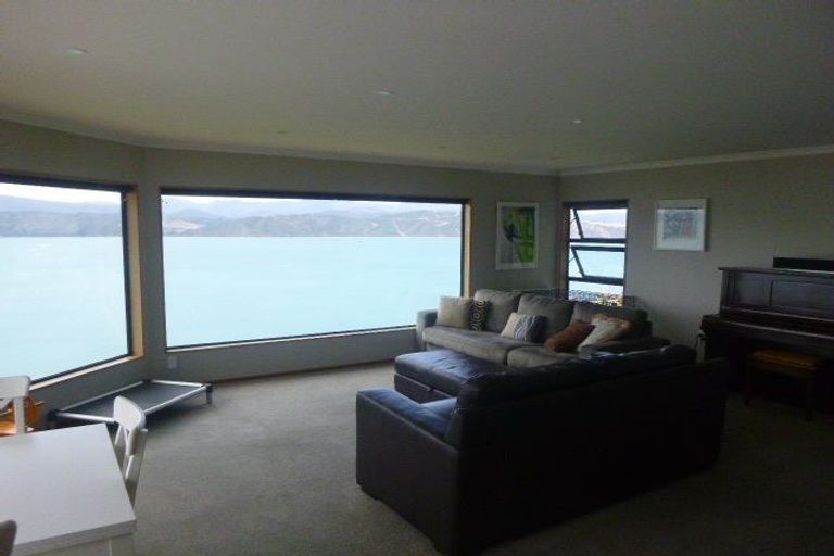 Photo of property in 124 Nevay Road, Karaka Bays, Wellington, 6022