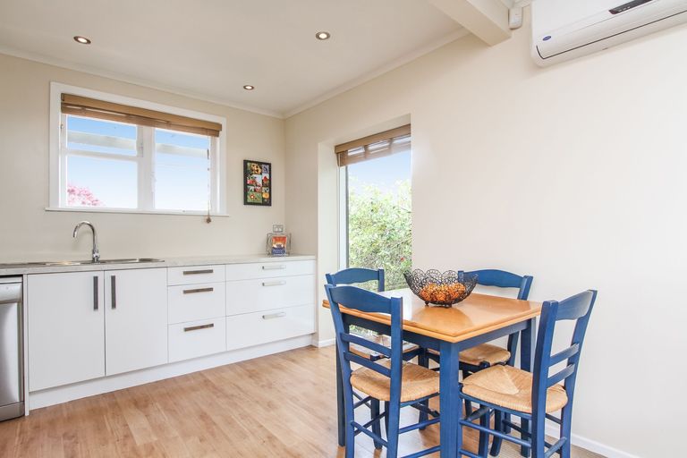 Photo of property in 10 Stottholm Road, Titirangi, Auckland, 0604