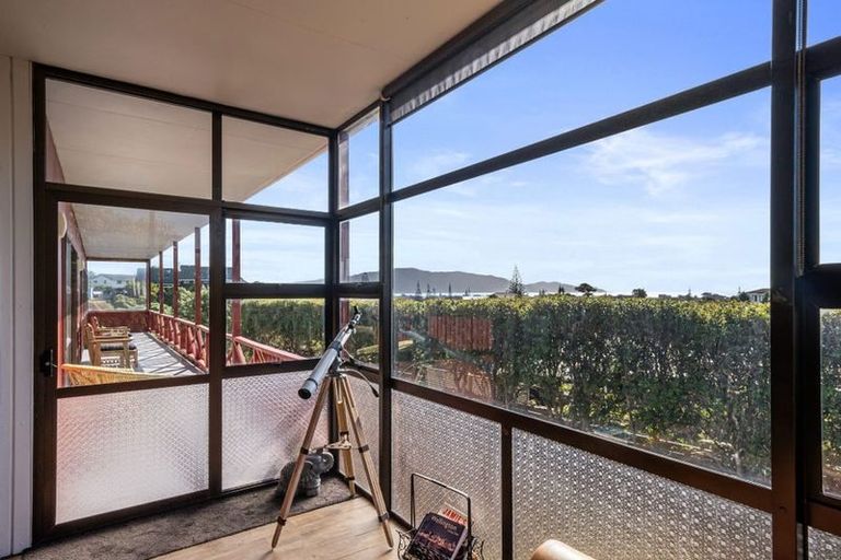 Photo of property in 15 Frimley Terrace, Waikanae Beach, Waikanae, 5036