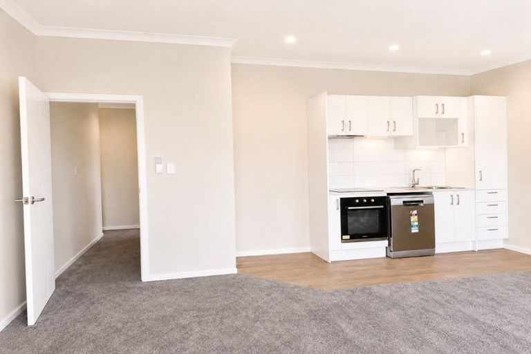 Photo of property in 10/19 Collins Avenue, Tawa, Wellington, 5028