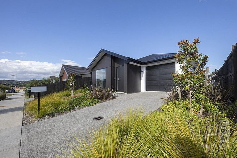 Photo of property in 37 Lumbarda Drive, Kumeu, 0810