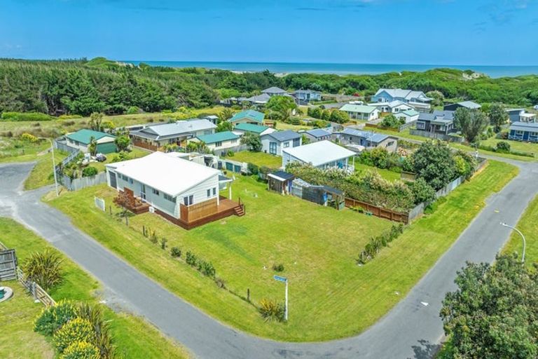 Photo of property in 45 Te Kiri Street, Himatangi Beach, Foxton, 4891