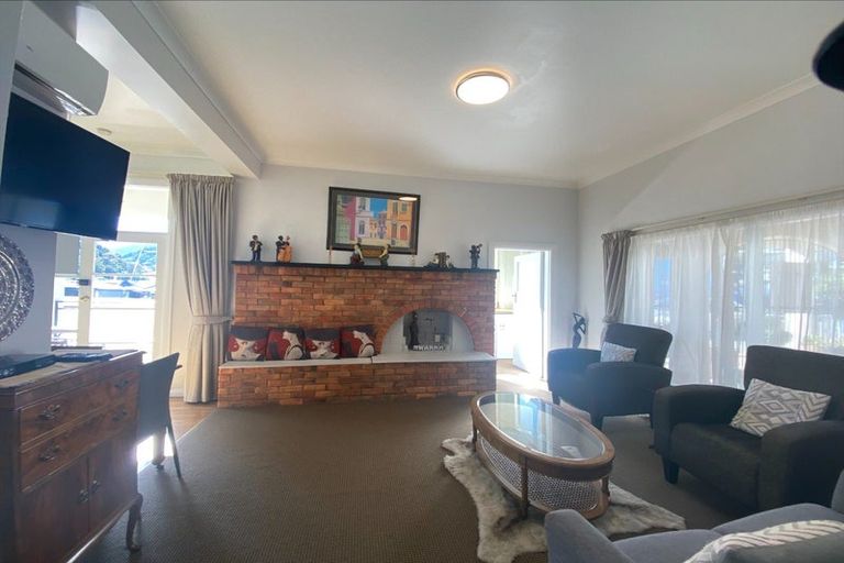 Photo of property in 11-19 Wellington Street, Picton, 7220