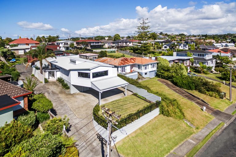 Photo of property in 1/33 Braemar Road, Rothesay Bay, Auckland, 0630