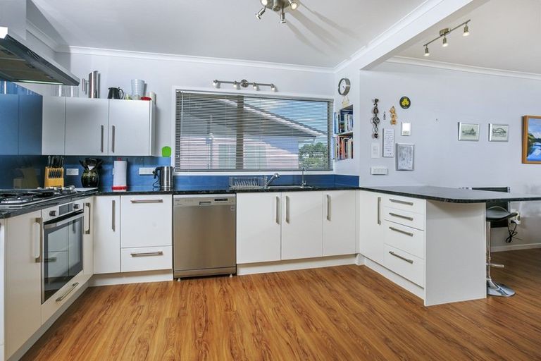 Photo of property in 4 King Richard Place, Browns Bay, Auckland, 0630