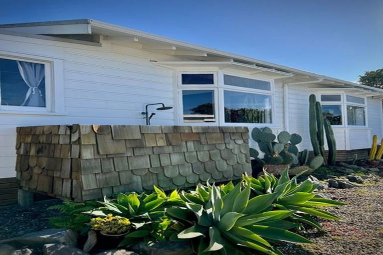 Photo of property in 20 Mcfarlane Street, Oakura, 4314