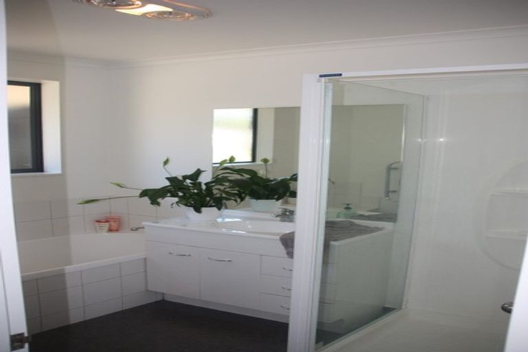 Photo of property in 2 Plumstead Rise, Glen Eden, Auckland, 0602