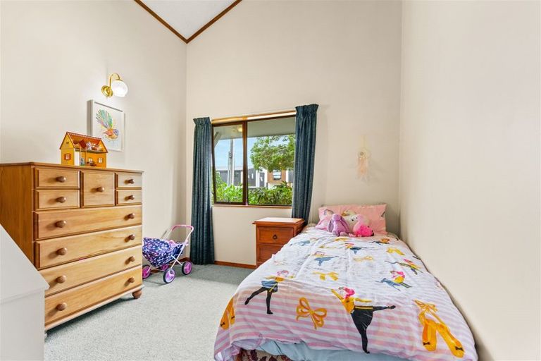 Photo of property in 102 Beach Road, Te Atatu Peninsula, Auckland, 0610