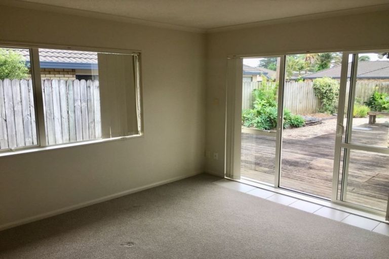 Photo of property in 10 Newry Close, East Tamaki Heights, Auckland, 2016