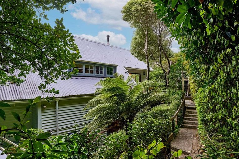 Photo of property in 88 Airlie Road, Plimmerton, Porirua, 5026