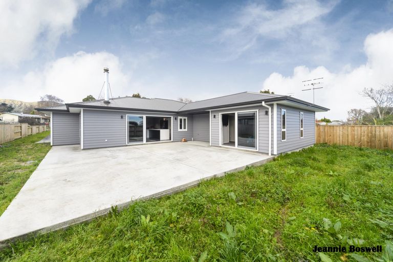 Photo of property in 17 Kowhai Street, Tokomaru, Palmerston North, 4474