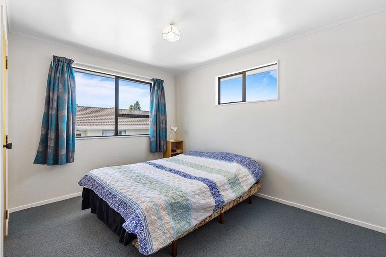 Photo of property in 2/24 Lambrown Drive, Totara Vale, Auckland, 0629