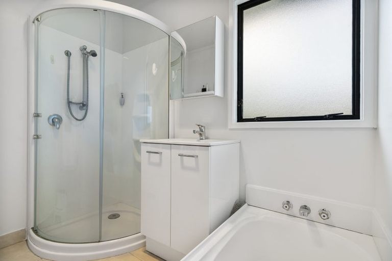 Photo of property in 2/16 Cabello Place, Unsworth Heights, Auckland, 0632