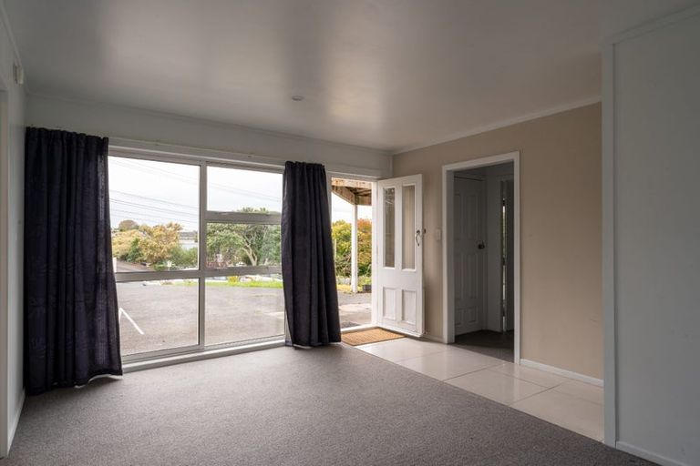 Photo of property in 1 Wakeling Avenue, Te Atatu South, Auckland, 0610