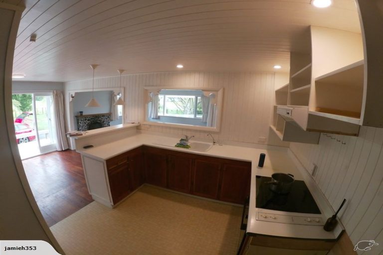 Photo of property in 28 Bertram Road, Kawakawa Bay, Papakura, 2585