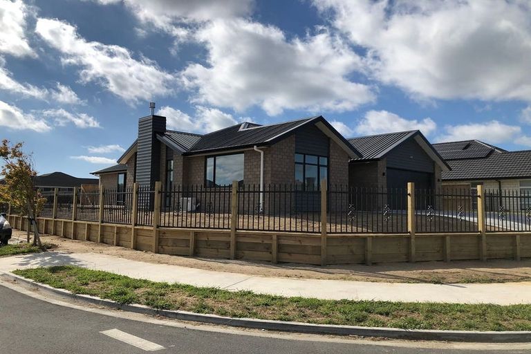 Photo of property in 12 Kaaka Street, Cambridge, 3434