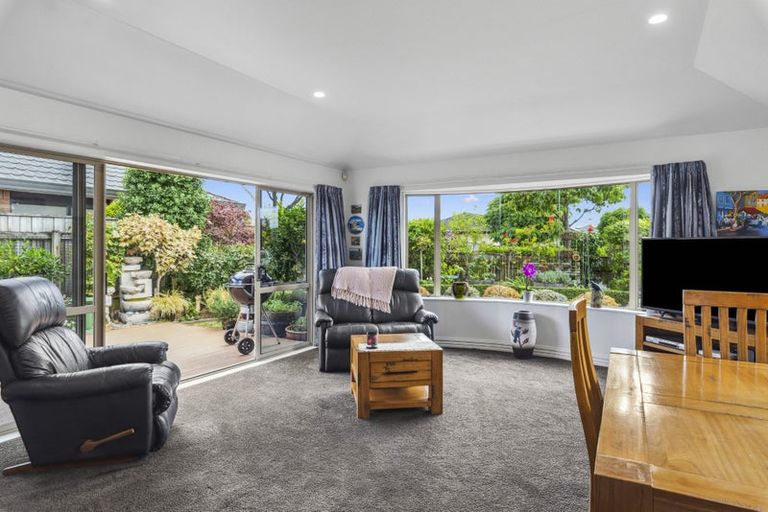 Photo of property in 35 Holcombe Drive, Paraparaumu, 5032