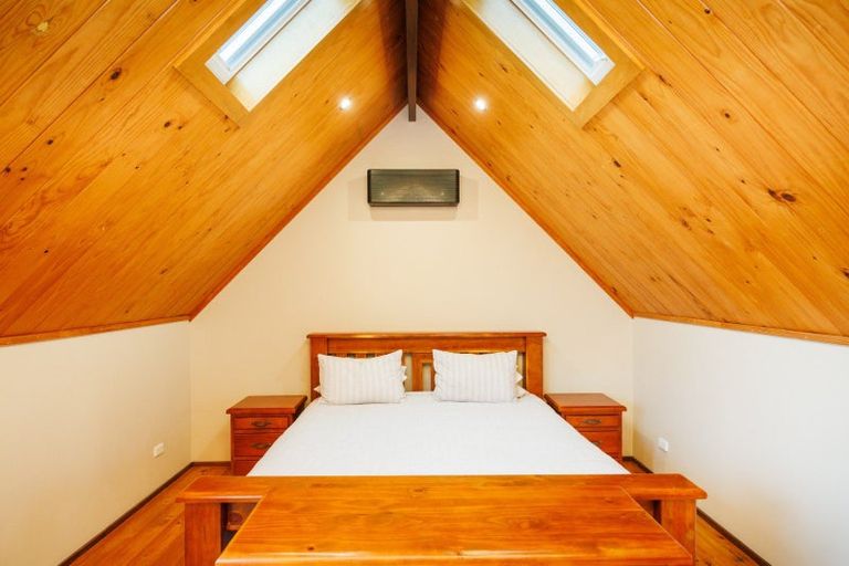 Photo of property in 11 Hillgrove Place, Fitzherbert, Palmerston North, 4410