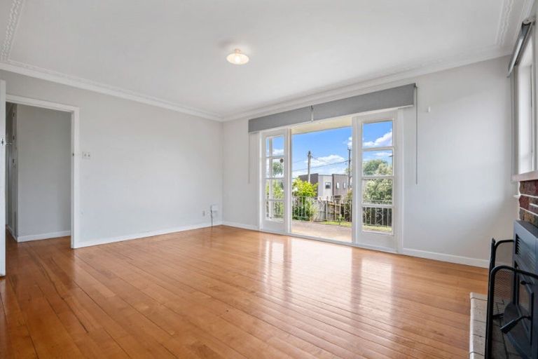 Photo of property in 71 Sylvan Crescent, Te Atatu South, Auckland, 0610