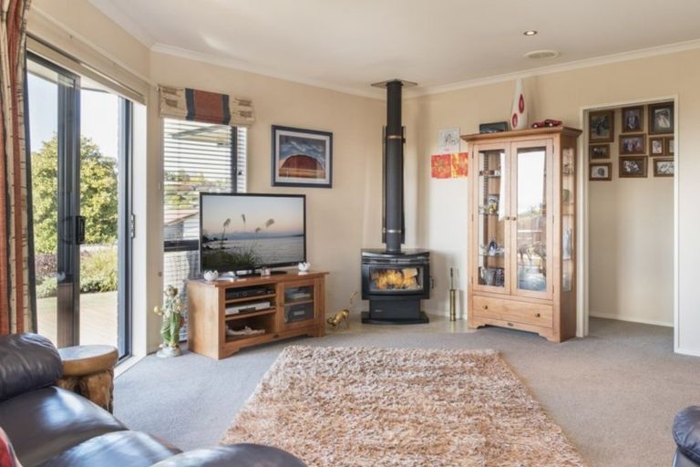 Photo of property in 3 Kinder Street, Acacia Bay, Taupo, 3330