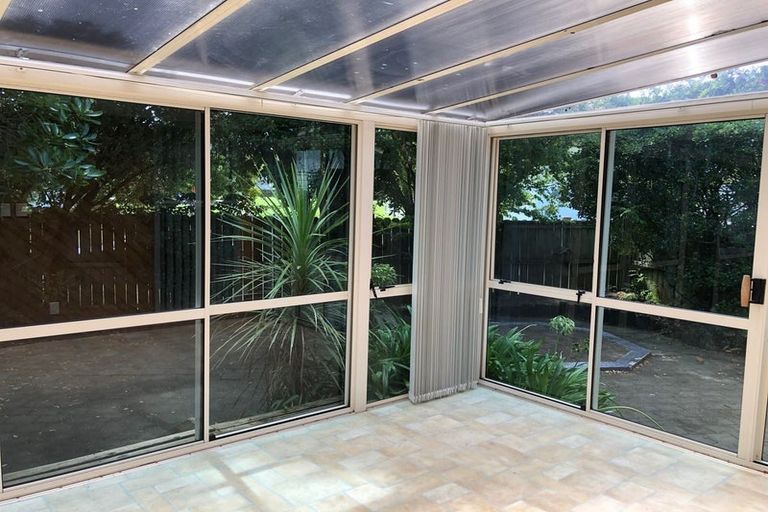 Photo of property in 30 Darren Crescent, Half Moon Bay, Auckland, 2012