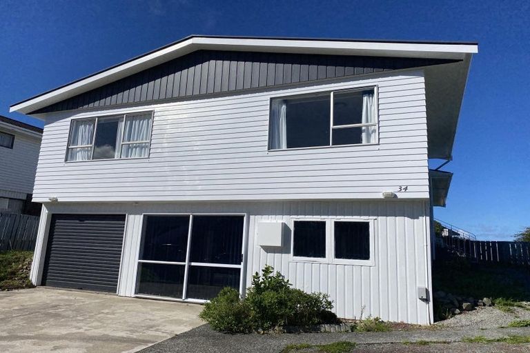 Photo of property in 34 Somes Crescent, Newlands, Wellington, 6037