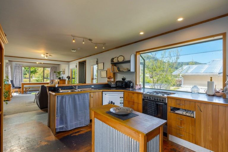Photo of property in 147 Waikawa Road, Picton, 7220