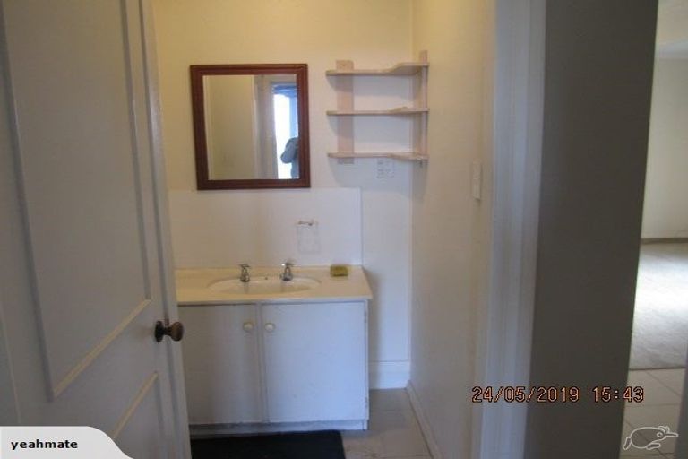 Photo of property in 287 Glenfield Road, Glenfield, Auckland, 0629