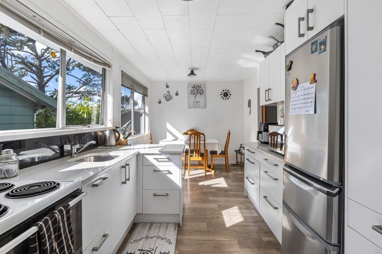 Photo of property in 46 Easton Park Parade, Glenfield, Auckland, 0629