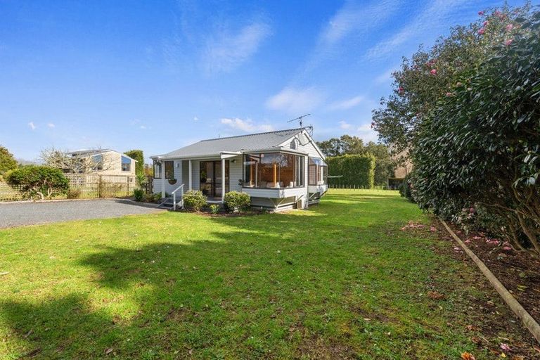 Photo of property in 802 Waitakere Road, Kumeu, 0891