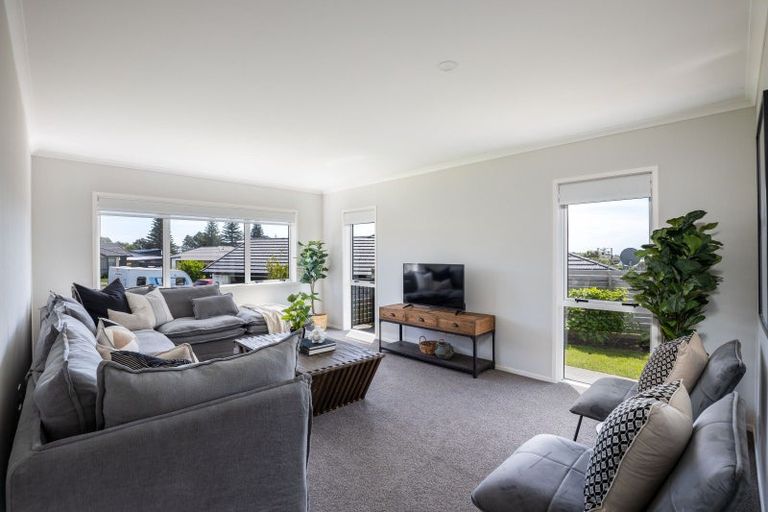 Photo of property in 3 Oakmont Crescent, Waiwhakaiho, New Plymouth, 4312