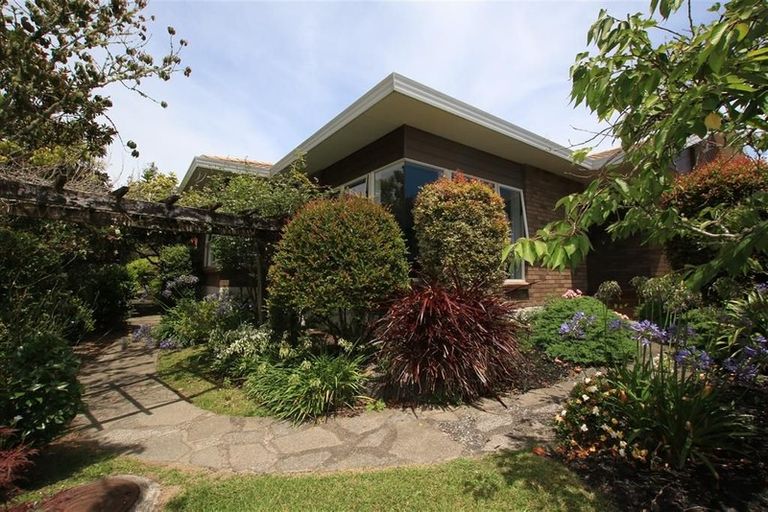 Photo of property in 10 Woodfern Crescent, Titirangi, Auckland, 0604