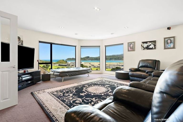 Photo of property in 12 Bunker Way, Strathmore Park, Wellington, 6022