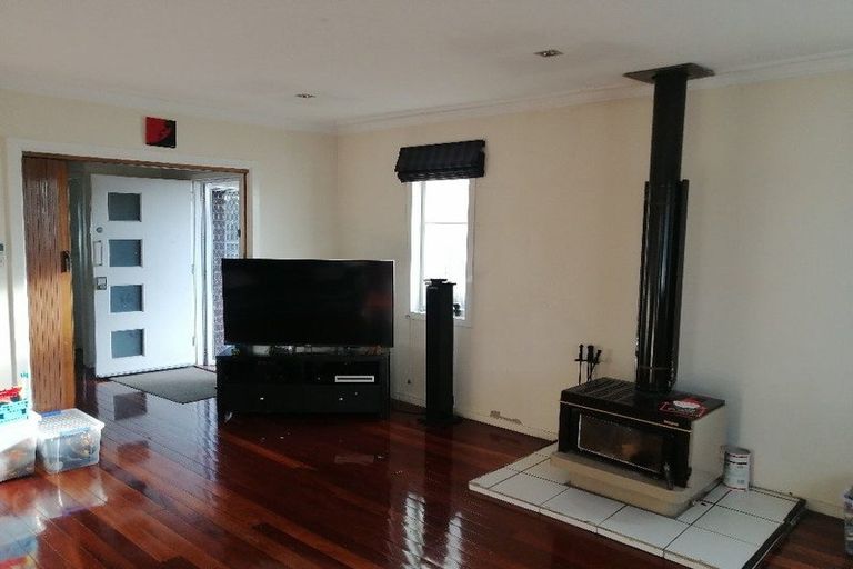 Photo of property in 32 Golf Road, New Lynn, Auckland, 0600