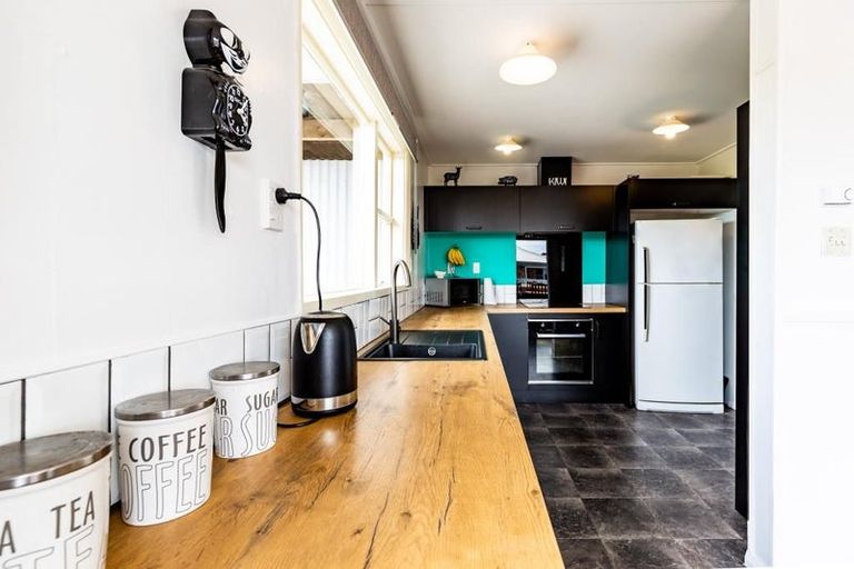 Photo of property in 15 Timaru Road, Waimate, 7924