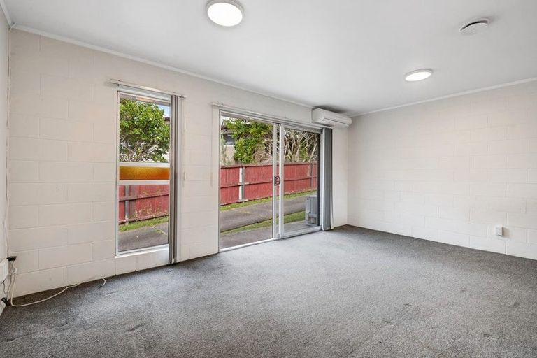 Photo of property in 2/587 Glenfield Road, Totara Vale, Auckland, 0629