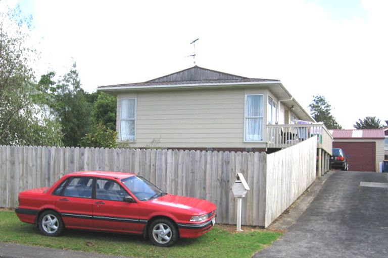 Photo of property in 10 Pipitea Place, Massey, Auckland, 0614