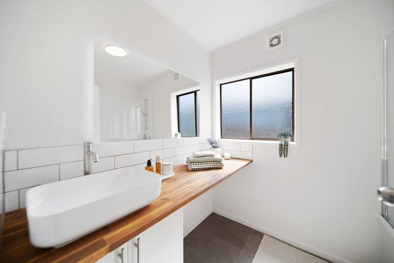 Photo of property in 1/10 Sunnyside Road, Sunnyvale, Auckland, 0612